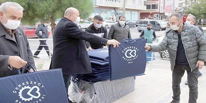 FEVZİPAŞA CAMİİ'NDE SECCADE DAĞITIMI YAPILDI